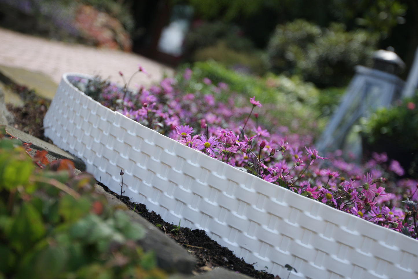 Lawn Edging, Plastic Palisade Rattan Effect, 2.4m, Black